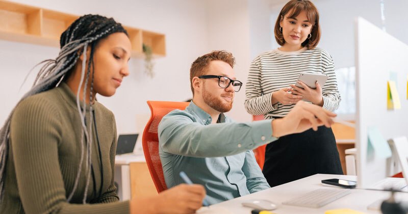 portrait-male-mentor-executive-manager-boss-teaching-diverse-female-internes-explaining-work